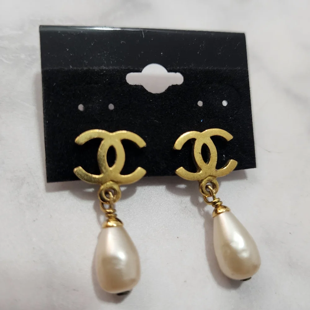 BS 279 Authentic Vintage Chanel CC Logo With Faux Pearl Clip On Earring - Picture 9 of 9
